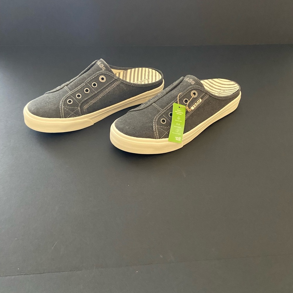 NWT Taos EZ Soul Sneakers. Size 11